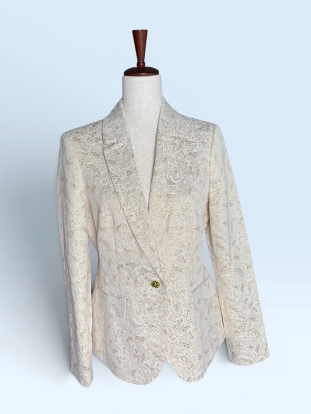 EUC Dana Buchman Grand Finale Blazer in Vanilla Ice with Gold Metallic Size 6